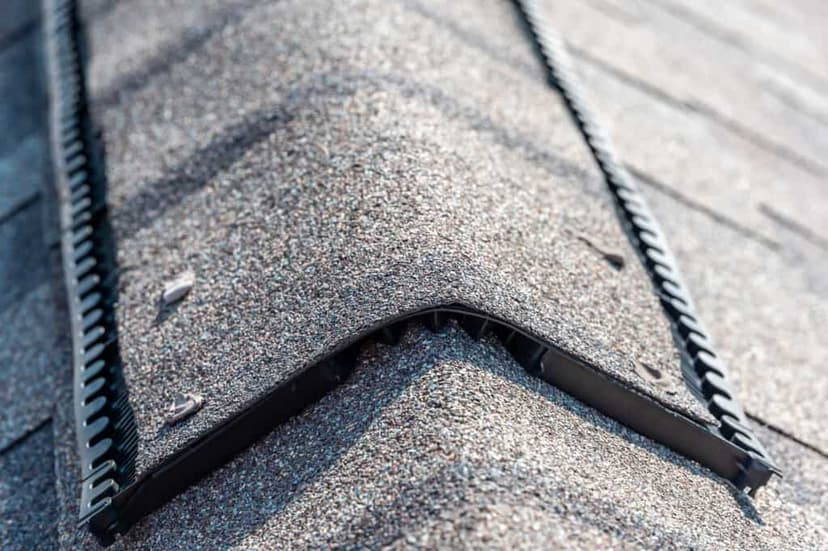 Roof ridge vent for optimized attic ventilation
