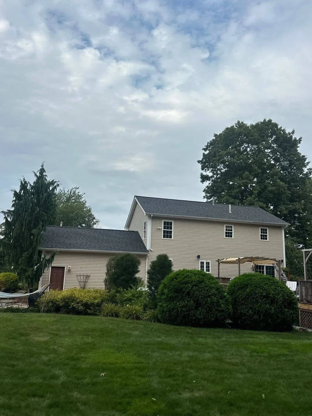 Colonial home in Somerset, MA with a newly installed gray architectural shingle roof