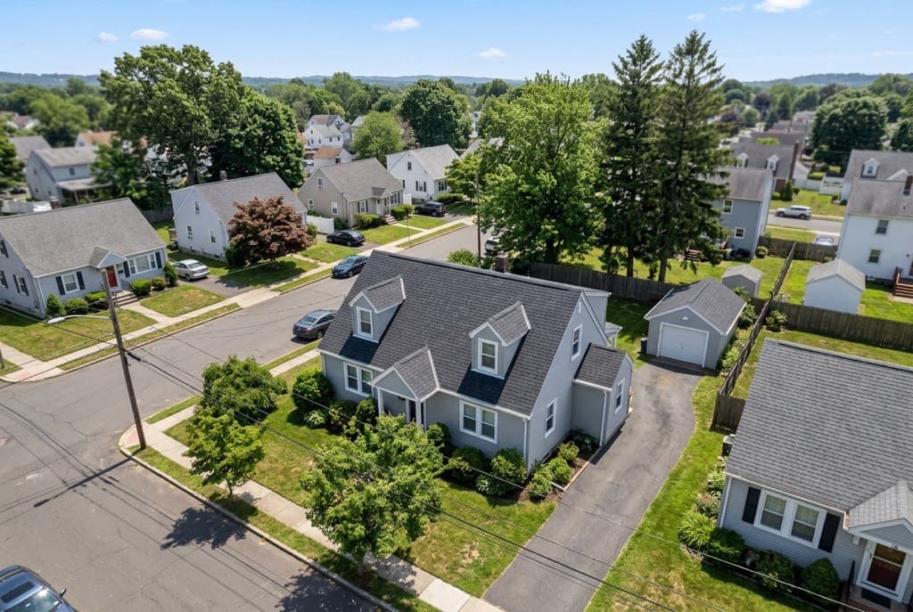 New architectural shingle roof on a New Britain, Connecticut residential home