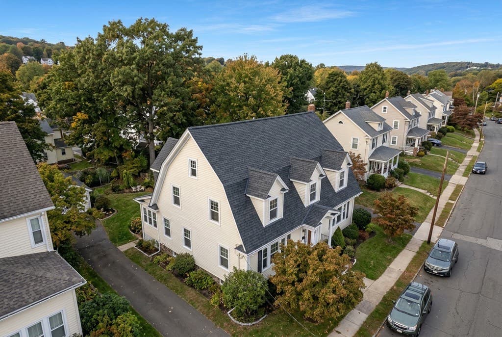 New architectural shingle roof on a Waterbury, Connecticut residential home